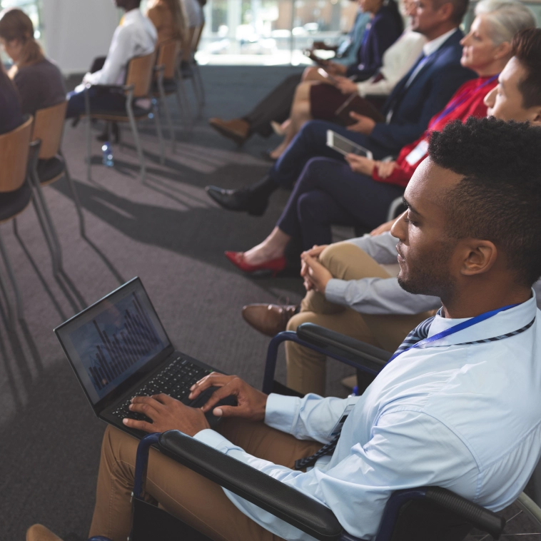 pessoas com notebook e tablet