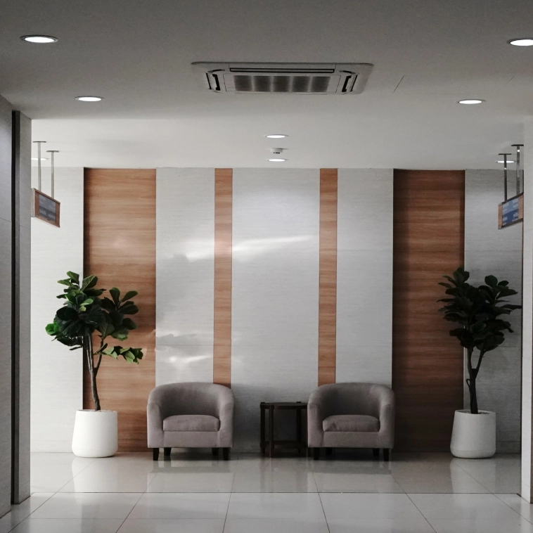 duas cadeiras na sala